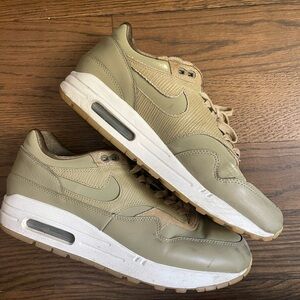 ARMY GREEN NIKE AIR SNEAKERS
